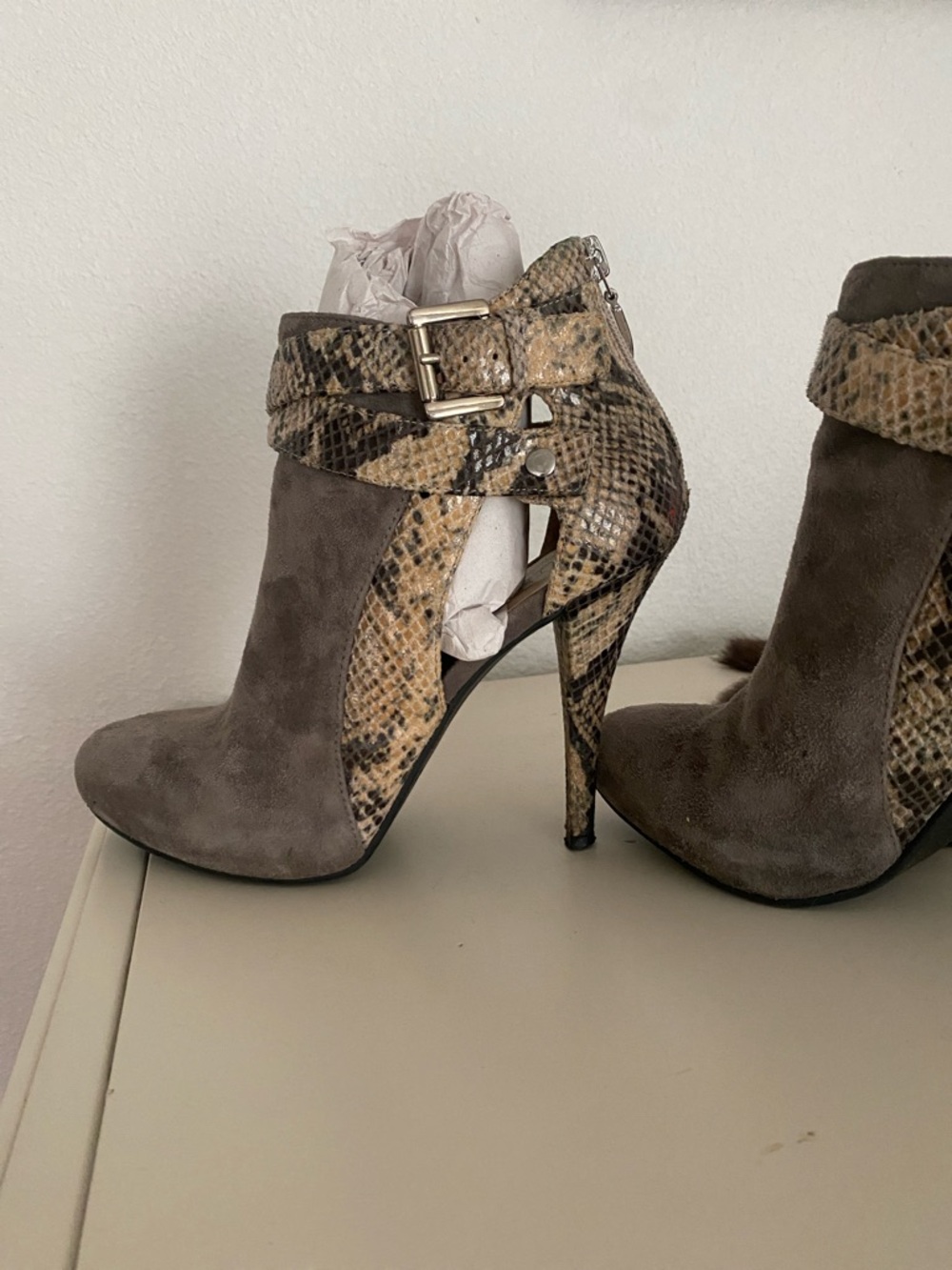 Guess Ankle Bootie with Buckle 71/2M - Picture 5 of 8